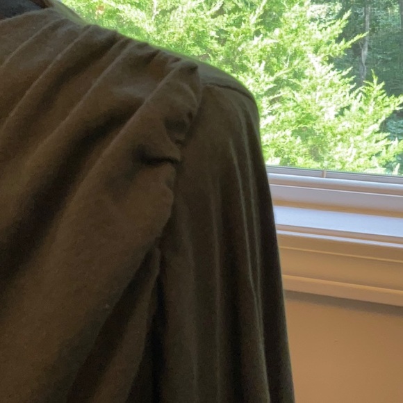 Beautiful green top.very flattering. - Picture 3 of 6